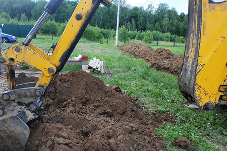在私人地块里挖土机挖掘了一条战壕图片