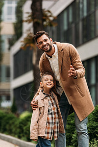快乐的父亲和儿子在秋图片