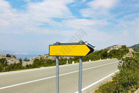 克罗地亚的黄色空白路标图片