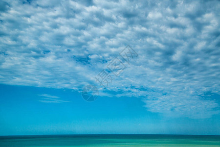 大海和沙滩的顶视图美丽的天空和云彩图片