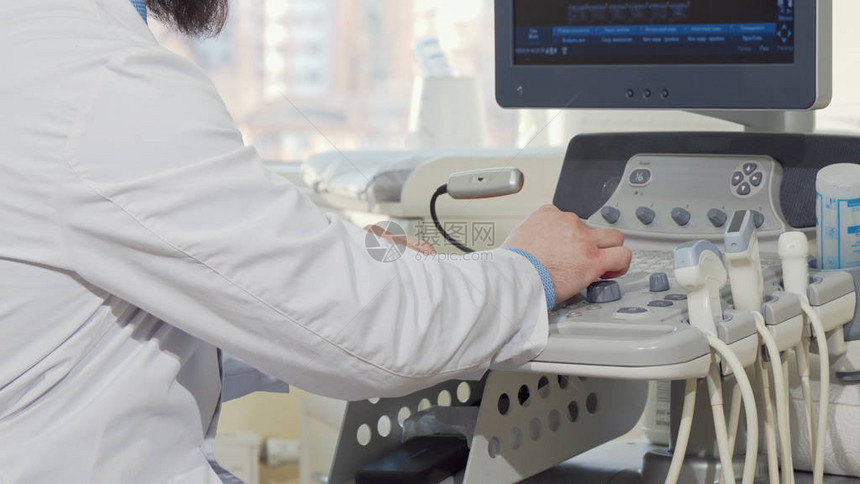 使用超声波扫描仪对一名男医生进行裁剪后视图无法辨认的男产科医生检查患者超声扫描的结果医图片