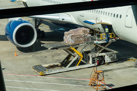将行李和货物装载到飞机上的场景与机场处理操作旅图片