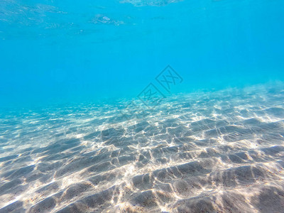 清澈的水下背景与沙质海底透明的高清图片素材