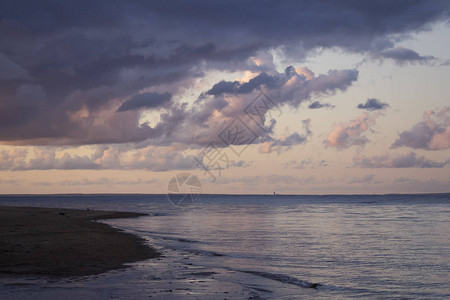 夏天晚上海边的紫蓝色日图片