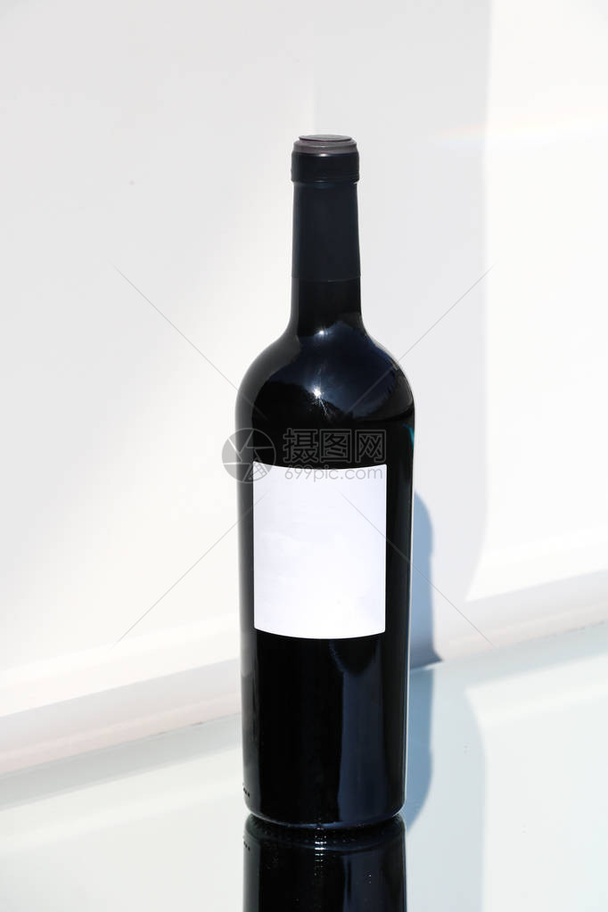 白背景的酒瓶空标签和文图片