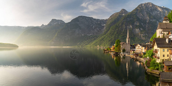奥地利阿尔卑斯山哈尔施塔特湖的哈尔施塔特村图片