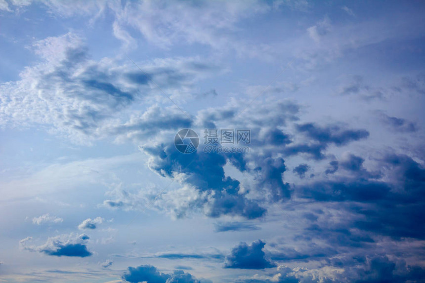 在暴风雨前的蓝天上可以看到积聚云层的景象阿尔托斯特图片