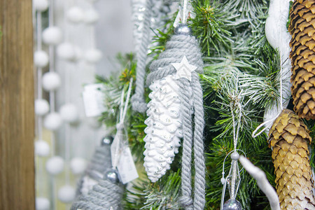 装饰白色圣诞新年玩具松果挂在圣诞树特写上冬季图片
