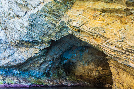 进入ZakynthosAgiosNikolaos岛蓝色洞穴图片