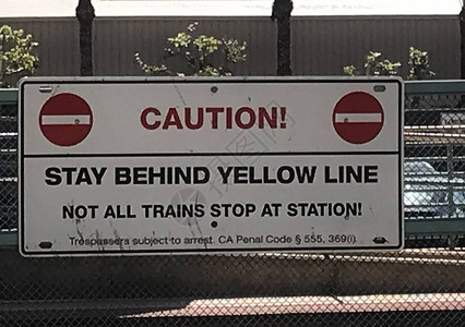 火车站的行人警告标志图片