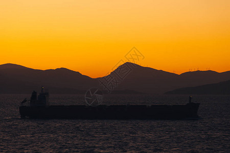 日落时航船图片
