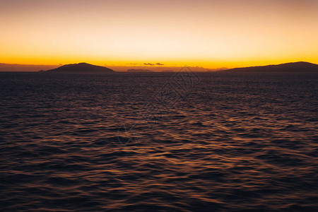希腊爱琴海群岛日落时的美图片