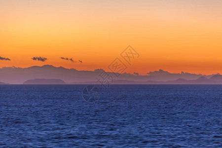 美丽的夕阳橙色天空有爱琴海岛图片