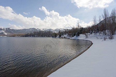 Golcuk公园冬季土图片