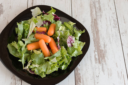 新鲜的蔬菜沙拉配菠菜芝麻菜莴苣生菜和甜胡萝卜健康饮图片