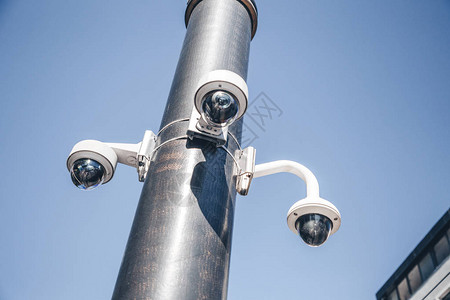 街道上现代监控摄像头Cctv设备背景蓝天保护和控制图片