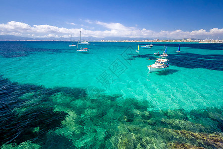 与海湾小船蓝色水天空的五颜六色的夏天风景巴利阿里群岛马略卡岛查看在马图片