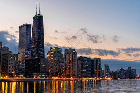 芝加哥城市景观河边在美丽的暮光之城图片