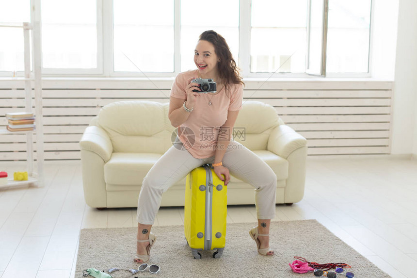 旅行旅行和度假概念带黄色手提箱的女人在等出租车图片