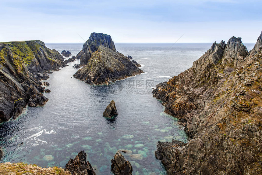 爱尔兰Donegal县MalinHead的布局海滩上有悬崖图片