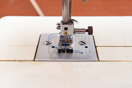 缝纫机特写针和带支架的压脚图片