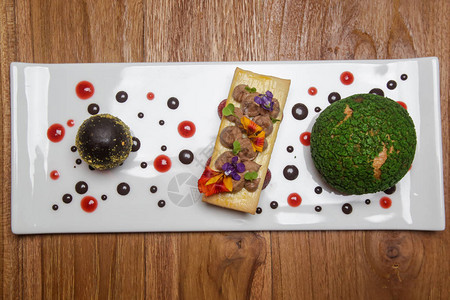 黑巧克力蛋和周包加巧克力奶油创意餐厅甜点概念图片