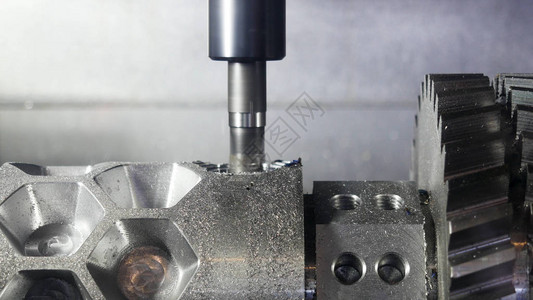 关闭自动切割机在工厂的金属细节上雕刻孔图片