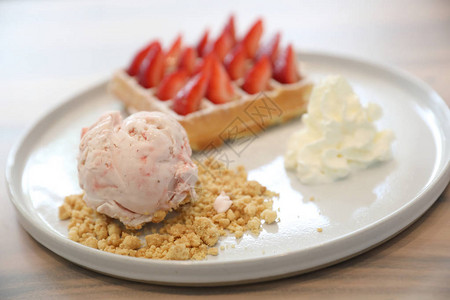草莓华夫饼配冰淇淋甜点图片