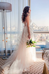 美丽的新娘穿着婚纱的婚礼鲜花束新娘在酒店的婚图片