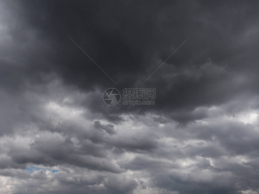 暴风雨前有灰色和图片