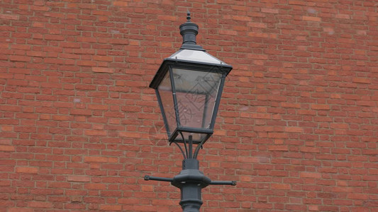 克里姆林宫古砖墙背景上的灯笼图片