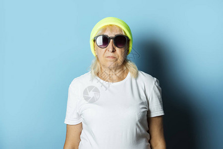 戴着帽子和眼镜的有趣的老女人图片