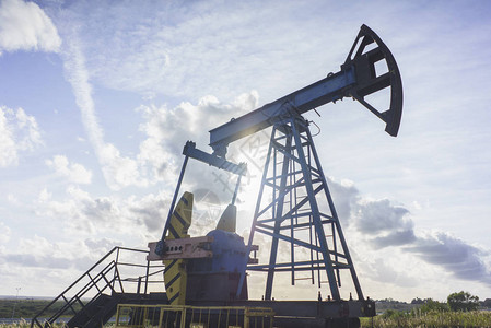 石油钻机石油开采泵杰克和石油井口工业设备特写油高清图片