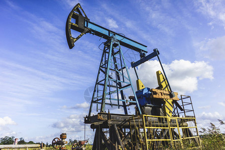 石油钻机石油开采泵杰克和石油井口工业设备特写油图片