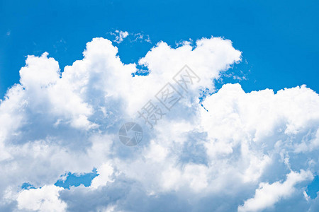 漂浮在蓝天的白云图片