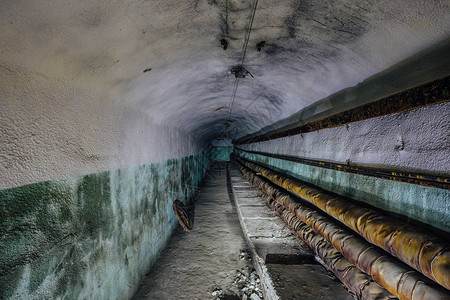 有管道的地下通讯隧道图片