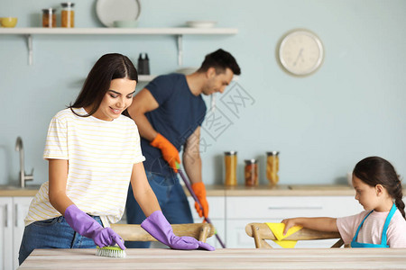 幸福一家人一起打扫厨房图片