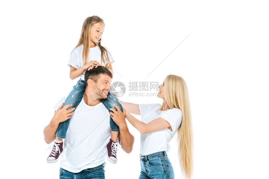 紧靠丈夫的幸福母亲抱着女儿肩膀图片