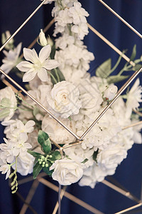 婚礼装饰用白花和蜡烛餐桌装饰婚礼庆典在餐厅举行宴高清图片