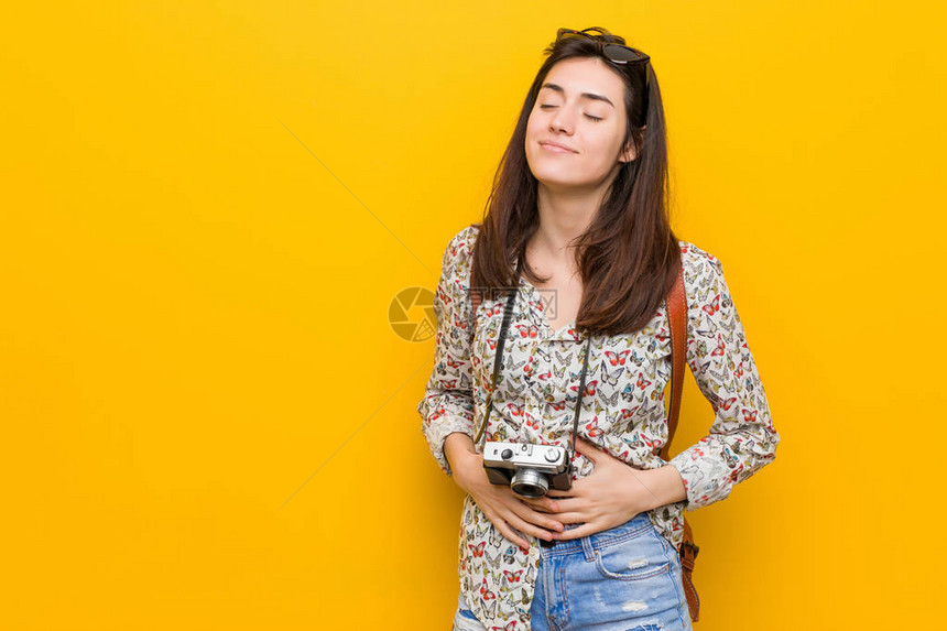 年轻的黑发旅行女青年触摸肚子轻笑吃饱图片