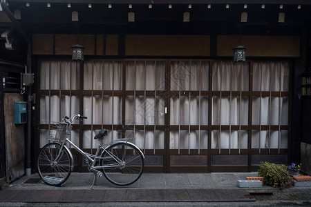 在日本历史悠久的高山镇旧区房屋骑自行车或骑自行车图片