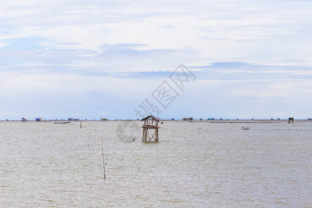 在海上建造的渔夫住所背景图片