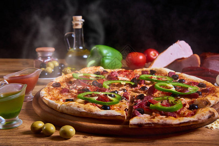 玛格丽塔披萨配番茄酱新鲜马苏里拉奶酪木锈背景上的帕尔马干酪图片