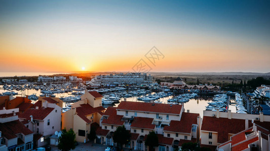 葡萄牙阿尔加维拉摩码头日落的高视角图片