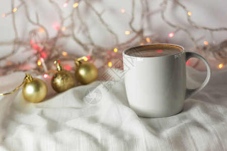 圣诞咖啡杯和新年背景装饰品图片