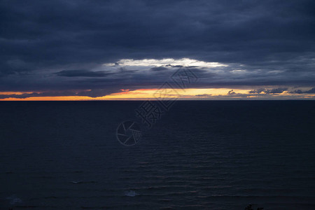 乌云和大海清晨日落图片