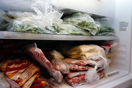 深度冷冻中的冷冻肉类和蔬菜图片