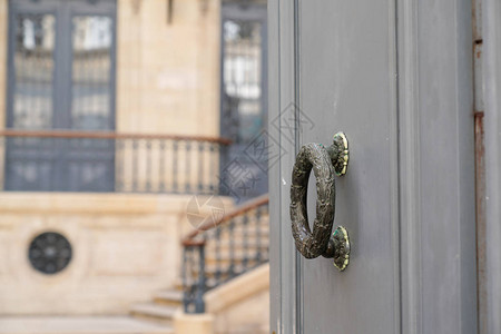 波尔多法式私人豪宅的入口木门和环图片