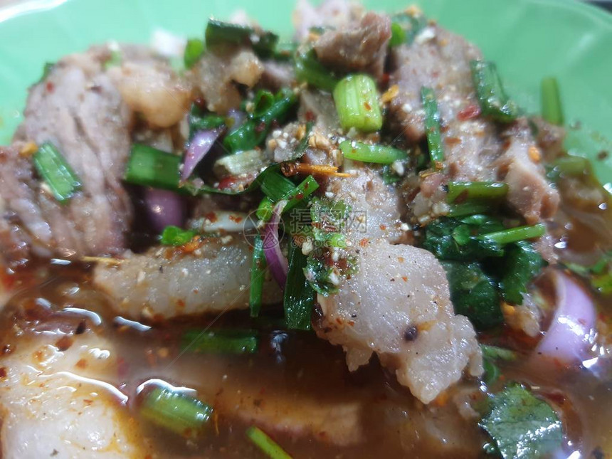 香辣碎牛肉沙拉或碎牛肉沙拉Laab是一种泰国健康食品图片