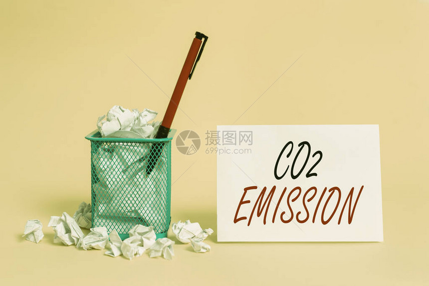 显示Co2排放的文本符号商业照片展示了随着时间的推移将温室气体释放到大气中图片